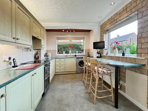 Kitchen Diner- click for photo gallery